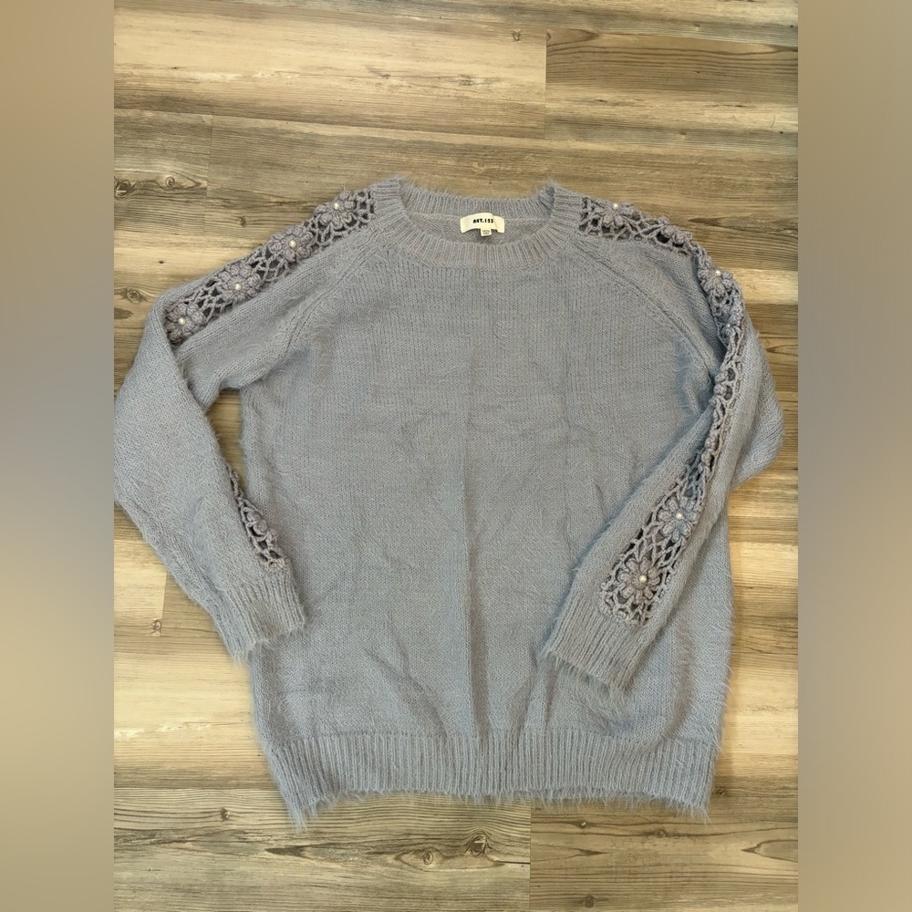 Net 153 size 1X-2X gray soft sweater with pearl detail